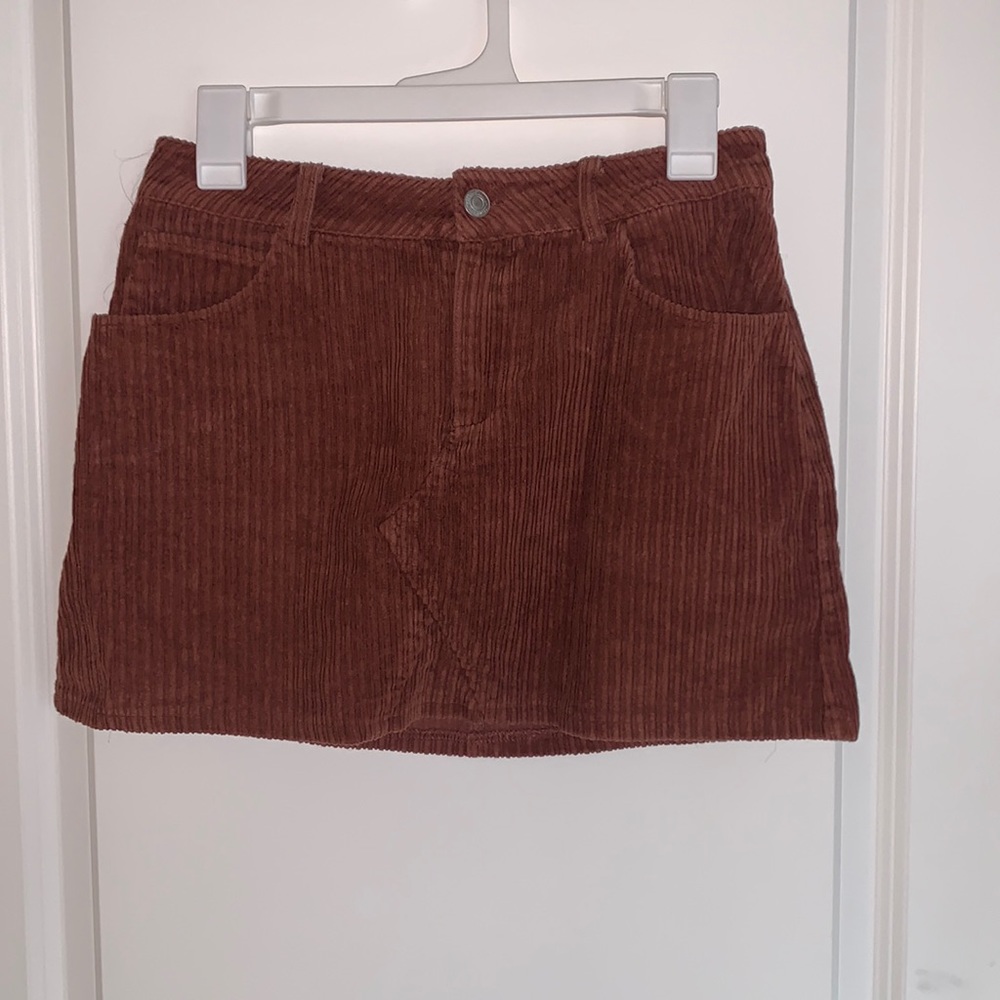 Ribbed mini skirt! Very soft and a darker orange color. Great condition.